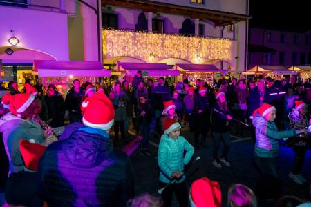 Prihod Dedka Mraza s spremstvom